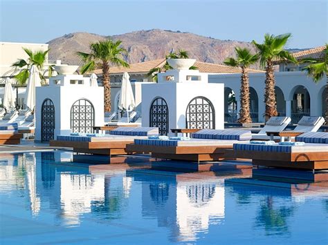 Vista panoramica dell'Anemos Luxury Grand Resort con piscine e aree verdi