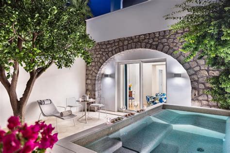 Interni lussuosi di una camera dell'Anemos Luxury Grand Resort con piscina privata