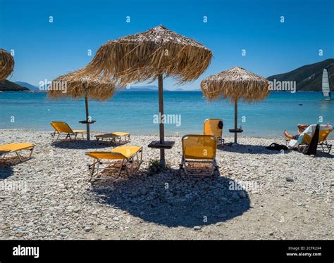 Spiaggia di Agioi Apostoloi con ombrelloni, lettini e bagnanti