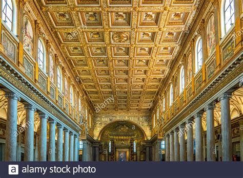Vista interna della navata centrale di Santa Maria Maggiore con il soffitto a cassettoni dorato