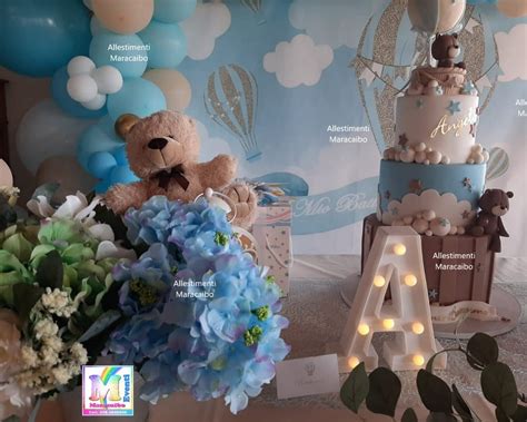Allestimento battesimo a tema orsetto con peluche e colori caldi