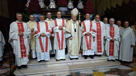 Foto di gruppo dei tre seminaristi e dei due diaconi permanenti con il Cardinale Oscar Cantoni
