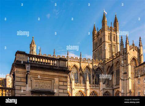 Architettura esterna dell'Abbazia di Bath con la torre