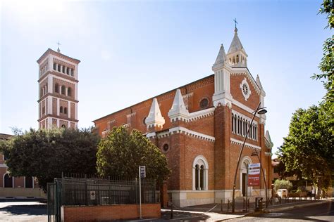 Foto panoramica della Chiesa del Sacro Cuore a Triggiano in una giornata serena
