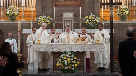 Foto di un altare eucaristico durante una celebrazione