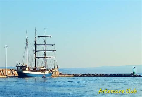 Foto del veliero Atlantis ormeggiato a Porto Santo Stefano