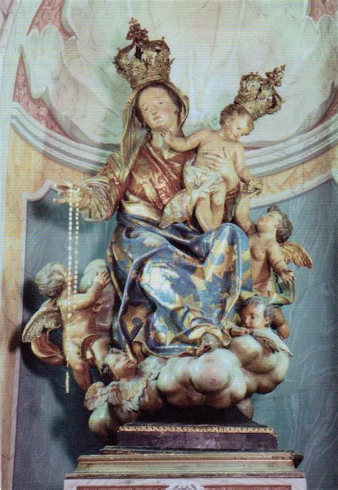 Foto dell'altare maggiore della Madonna del Rosario con statua e misteri