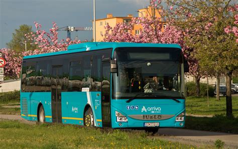 Foto di un moderno autobus Arriva in viaggio su una strada panoramica