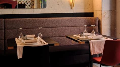 Interni del ristorante Samuele Pastanella a Bari con dettagli in legno e travertino