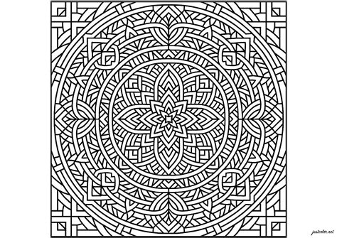 Esempio di Mandala complesso con elementi geometrici