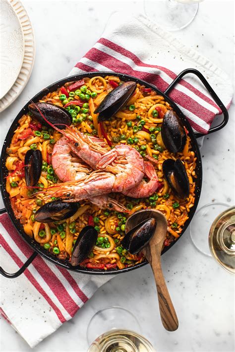Foto di una paella galiziana ricca di frutti di mare freschi