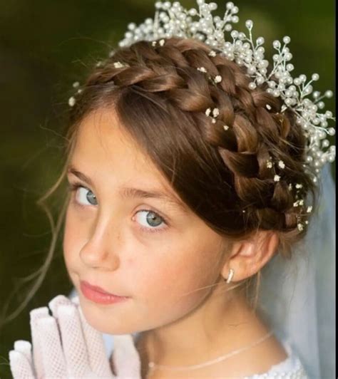 Ragazza con acconciatura semiraccolta per cresima, con piccoli fiori bianchi