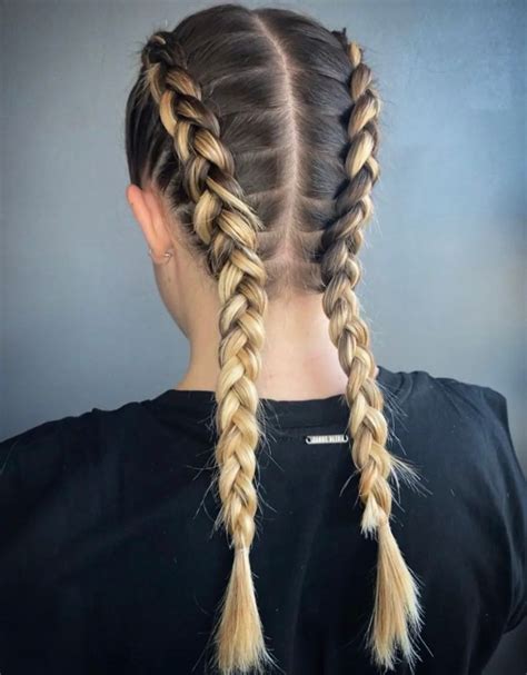 Ragazza con doppie trecce olandesi decorate con fermagli
