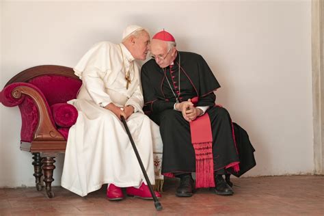 Foto di Jonathan Pryce nei panni di Papa Francesco e Anthony Hopkins nei panni di Papa Benedetto XVI nel film
