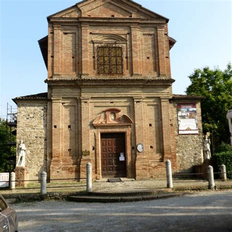 Foto esterna della Chiesa Parrocchiale dei Santi Cosma e Damiano, evidenziando la facciata e il campanile