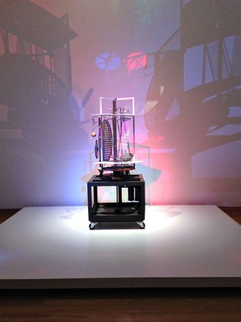 illustrazione del modulatore spazio-luce di Moholy-Nagy o un'installazione di Lucio Fontana