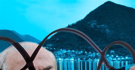 foto notturna dell'installazione di Michelangelo Pistoletto a Monte Isola