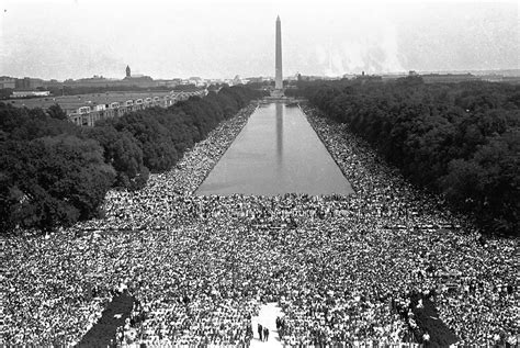 Vista del Lincoln Memorial a Washington con la folla durante la marcia per il lavoro e la libertà.