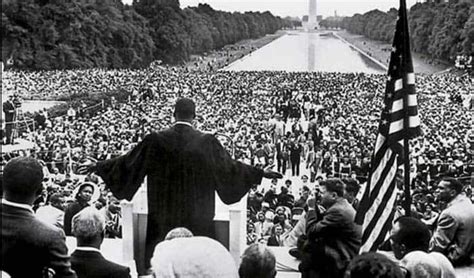 Martin Luther King Jr. parla alla folla dal podio del Lincoln Memorial.
