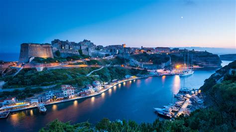 Scogliera di Bonifacio con la cittadella arroccata