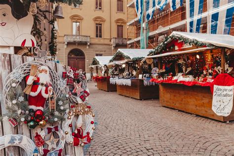Mercatino di Natale con luci e decorazioni