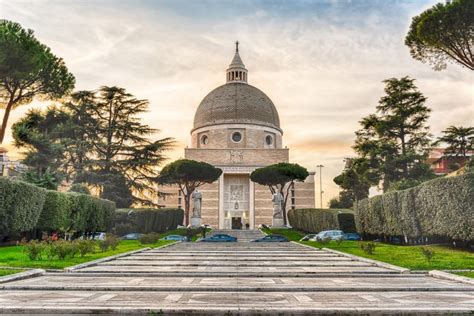 Veduta aerea o prospettica della Basilica dei Santi Pietro e Paolo all'EUR
