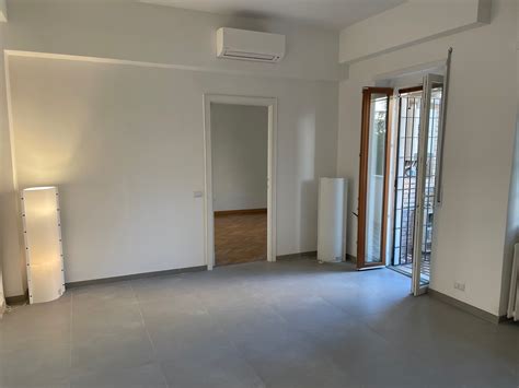 Foto di un appartamento ristrutturato con pavimenti in marmo e infissi moderni