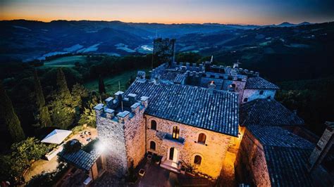 Veduta panoramica dell'Eremo di Campello incastonato tra le colline umbre