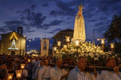 Foto di una processione con una replica della Madonna di Fatima in Colombia