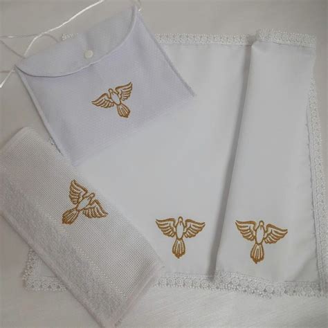 Illustrazione di tutti gli accessori liturgici contenuti in un kit viatico per sacerdoti