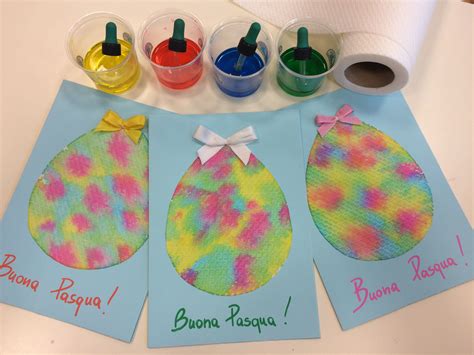 Bambini che scrivono messaggi di auguri su biglietti pasquali