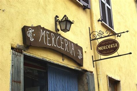 Facciata di una merceria tradizionale con insegna 
