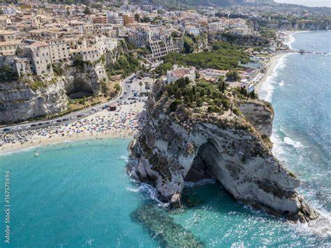 Foto panoramica del Santuario di Santa Maria Assunta a Marina Serra con il mare e il paesaggio circostante