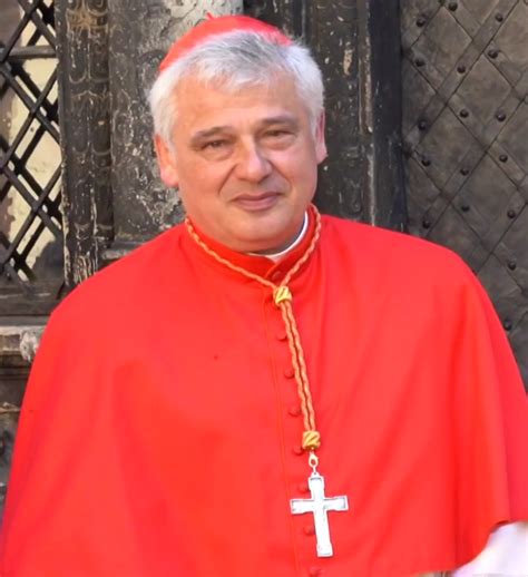 Cardinal Konrad Krajewski allo Spin Time mentre riattacca la corrente elettrica in un edificio occupato a Roma, tra gli abitanti e i membri del movimento Action.
