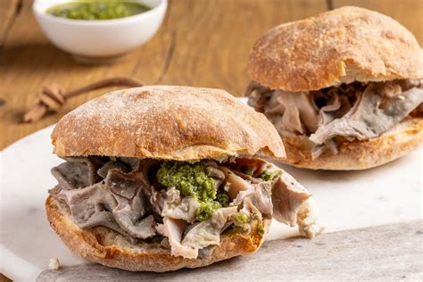 Foto di street food toscano, come lampredotto o porchetta, in una fiera