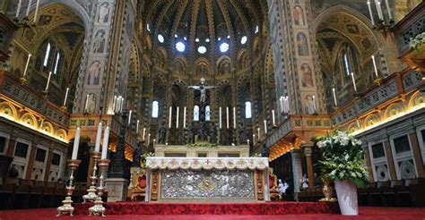 Interno dell'aula liturgica della Chiesa di San Corbiniano, con altare e presbiterio
