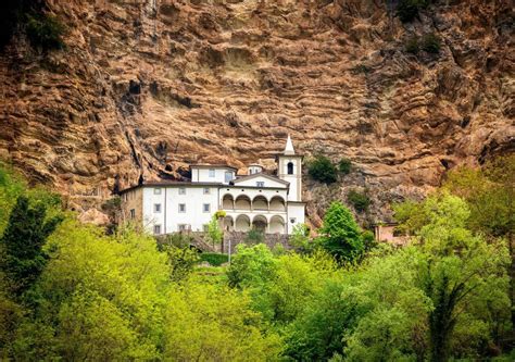 Panoramica della Majella con un eremo incastonato nella roccia