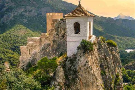 Monastero rupestre arroccato su una parete rocciosa