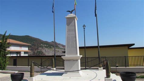 Monumento ai caduti della Resistenza in un ambiente montano