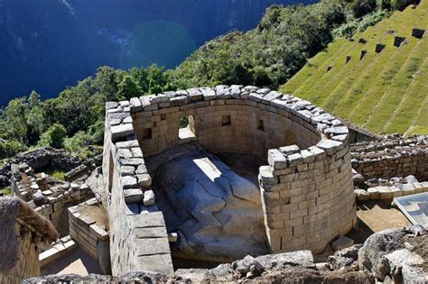 Ricostruzione 3D del Tempio del Sole a Machu Picchu con l'altare interno