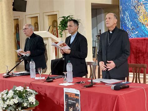Erio Castellucci che parla in un contesto pastorale