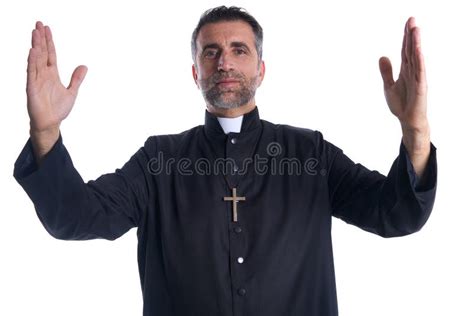 Mano di un sacerdote che benedice, simbolo di vicinanza spirituale