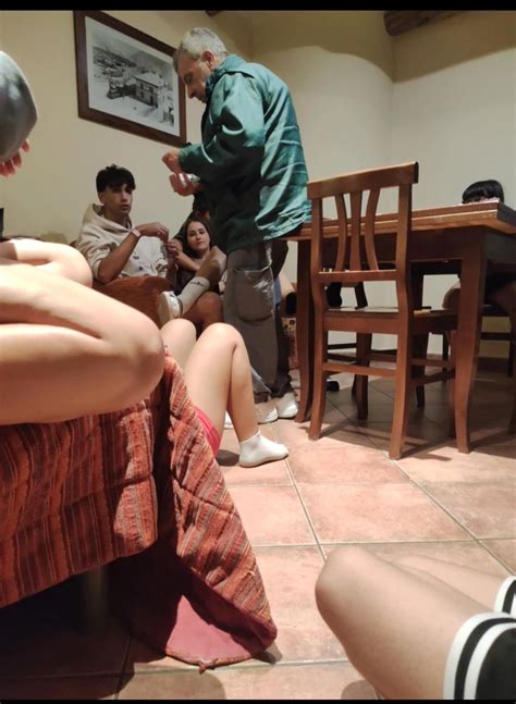 Immagine che rappresenta un altare eucaristico e una comunità in preghiera, anche distanziata