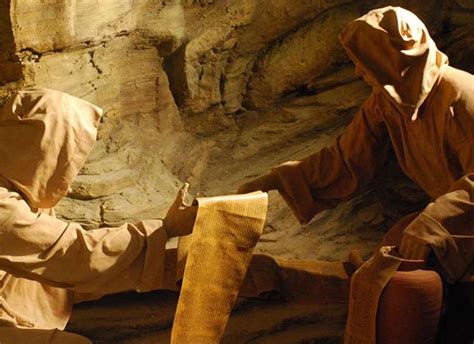 ricostruzione artistica dell'insediamento di Qumran e della vita degli Esseni