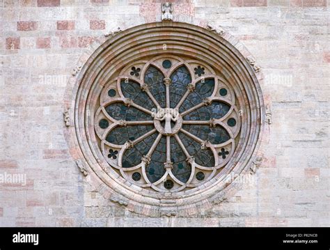 portale gotico con sculture e rosone