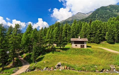 Paesaggio alpino della Val di Pejo con vista sulle montagne e il borgo di Peio Paese