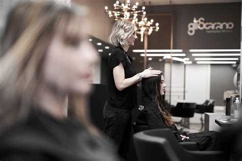Foto tematica di un salone di parrucchieri moderno con cliente durante il servizio colore