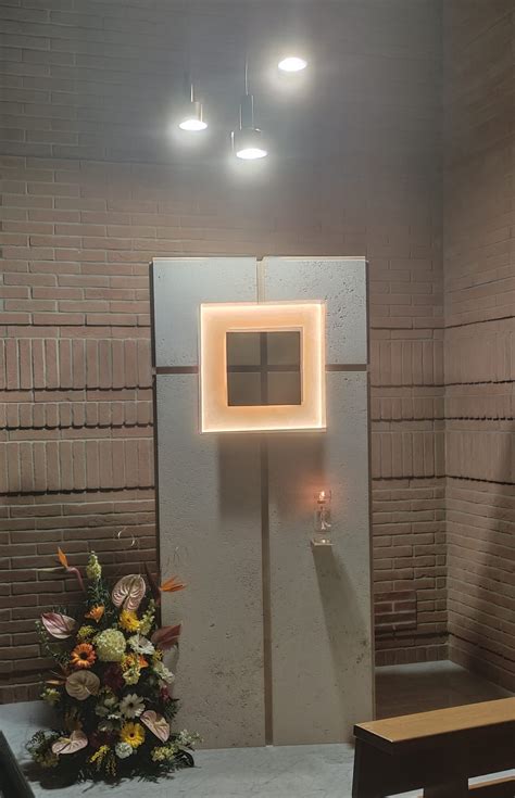 Tabernacolo eucaristico moderno con simbologia cristiana
