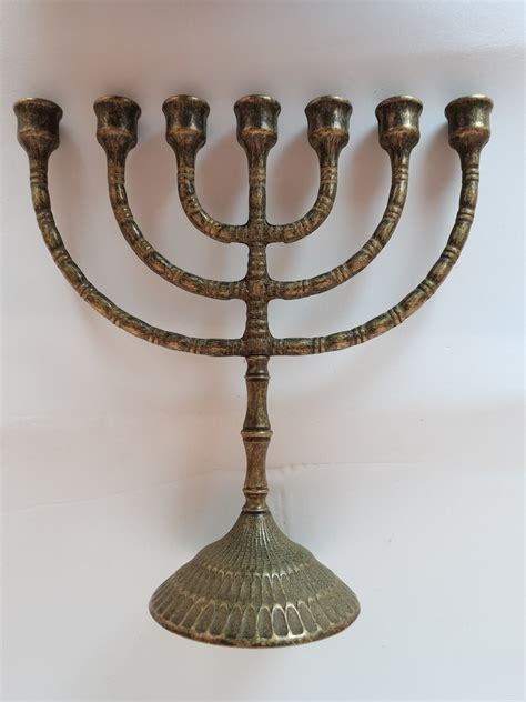Illustrazione della Menorah, candelabro a sette bracci d'oro