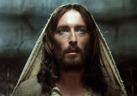 Zeffirelli dirige gli attori sul set di Gesù di Nazareth